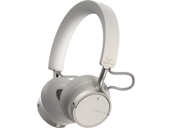 Навушники Beyerdynamic AVENTHO 100 кремового кольору, корпус із пластику та сатинованого бежевого алюмінію, закриті круглі амбушури з невеликим індикаторним отвором і металевими шарнірами, м’яке підкладене оголів’я в тон і короткий тканинний кабель, що з’єднує праву чашку; вигляд під кутом справа.