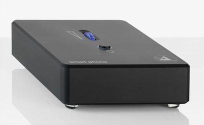 Preamplificatore phono ClearAudio Smart Phono V2 nero visto frontalmente, manopola blu, connettori sul retro