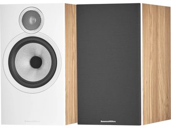 Altavoces de estantería Bowers & Wilkins 606 S3, gabinete de roble claro, altavoces negros, vista de 3/4