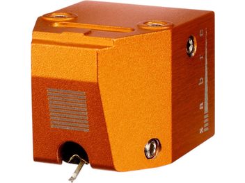 Pickup til hi-fi pladespiller Vertere Acoustics Sabre, rektangulær blok i orange anodiseret aluminium, set fra et let forhøjet trekvartsperspektiv forfra, med udskæring til nålen, to gevindhuller på toppen og lodret gråt logo på højre side