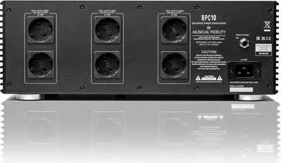 Condizionatore di rete BPC 10 argento con 8 prese elettriche sul pannello posteriore, connettore di alimentazione, iscrizioni tecniche