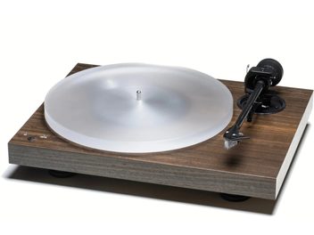 Gramofón Pro-Ject X1 eukalyptus, priehľadný tanier a čierne prenosové ramienko, pohľad z troch štvrtín