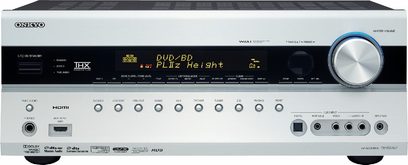 Onkyo TX-SR707 kotiteatterivahvistin edestä kuvattuna, hopeinen etupaneeli, sininen näyttö, painikkeet ja liitännät etupaneelissa