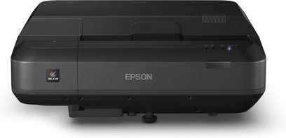 Epson EH-LS100 sort videoprojektor set forfra, med linse, kontrolknapper og tilslutningsmuligheder på bagsiden