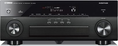Yamaha RX-A830 sort home cinema-forstærker set forfra, blåt display, sølvfarvede knapper og drejeknapper