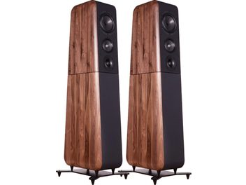 Paire d’enceintes colonnes Chario Aviator Aria en noyer brun satiné et baffle avant noir mat, vue trois-quarts avant montrant quatre haut-parleurs alignés et socles métalliques noirs à pointes