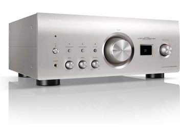 Integrovaný hi-fi stereo zosilňovač Denon PMA-3000NE strieborný, pohľad z troch štvrtín, kruhové tlačidlá, digitálny displej, čierne nožičky
