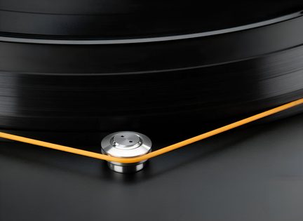 Platine vinyle à courroie noire gros plan sur plateau tournant et courroie orange avec poulie en aluminium
