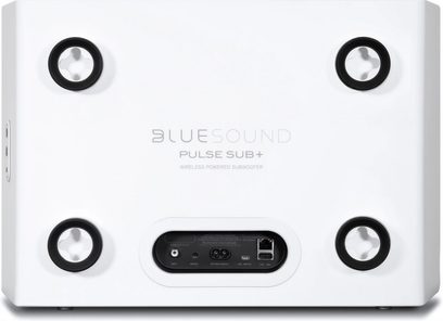 Bílý matný subwoofer BlueSound PULSE SUB+, pohled zepředu, 4 kruhové reproduktory, konektory a displej na předním panelu