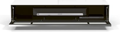 Lavt gråt antracitfarvet TV-møbel med sort glasfrontpanel, åben hylde og skuffe, med indbygget Sonos-soundbar