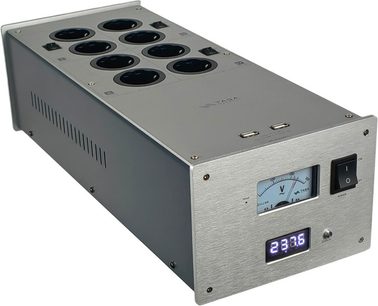 Netzfilter Taga Harmony PC-8000DC Silber, Perspektivansicht, 8 runde Steckdosen, 2 USB-Anschlüsse, Digitalanzeige, Schalter