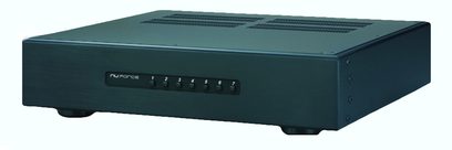 Nuforce MCH200 effektforstærker set forfra, sort rektangulært kabinet med frontpanel i børstet aluminium og 7-segment display