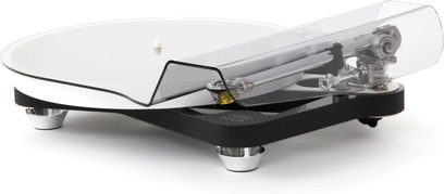 Hi-fi gramofon Rega Naia brez glave, pogled pod kotom, črno ohišje, prozoren krožni pladenj, dvignjen pokrov, kovinske noge