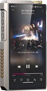 Audiofilský prehrávač FiiO M27 z titánu, veľký dotykový displej zapnutý, trojštvrťový pohľad so zlatým kolieskom a bočnými tlačidlami