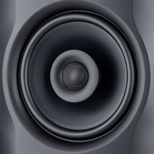 Fluid Audio FX80 Monitorlautsprecher, Nahaufnahme der Vorderansicht des schwarzen runden Lautsprechers mit hexagonalem Metallgitter in der Mitte