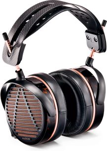 Audeze LCD-5s hi-fi austiņas, melnas apkārt auss (circum-aural) konstrukcijas, ar vara krāsas atvērtām restēm un oglekļa stīpu, skatījums no trīs ceturtdaļām