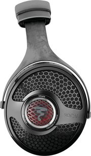 Open hi-fi hoofdtelefoon Focal Utopia 2022, zijaanzicht links, zeshoekig metalen rooster, grijslederen hoofdband, rode driver