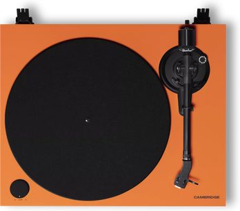 Oranžs Cambridge Audio Spira vinila plašu atskaņotājs skatā no augšas ar melnu disku un melnu skaņas noņēmēja sviru labajā pusē