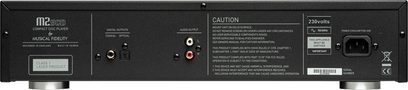 Bakside av en sølvfarget Musical Fidelity M2SCD CD-spiller med digitale og analoge lydkontakter, spenningsvelger