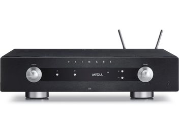 Wzmacniacz stereo hi-fi Primare I35 Prisma w kolorze czarnym, widok z przodu, 2 srebrne pokrętła, wyświetlacz LED "MEDIA", 2 anteny Wi-Fi