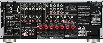 Frontpanel på en Pioneer VSX-1018 hjemmebiografsforstærker med mange stik, knapper og røde lysende indikatorer