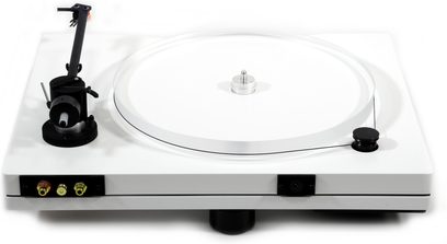 New Horizon 202 witte platenspeler, bovenaanzicht, zwarte toonarm, wit draaiplateau, knoppen en aansluitingen aan de voorkant
