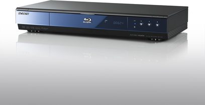 Sony BDP-S550 sort Blu-ray-afspiller, set forfra, liggende fladt på en reflekterende grå overflade