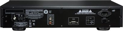 Sintonizador NAD C 427 negro, vista frontal, con pantalla LED, botones y conectores de audio en el panel frontal