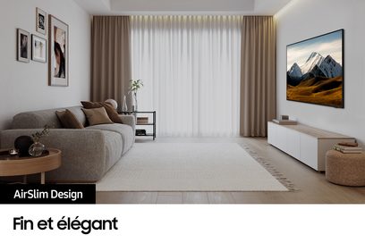 TU55DU8575 2024 vægmonteret højdefinitions-TV, grå sofa, rund sofabord, beige gardiner, lys tæppe, hvidt lavt møbel