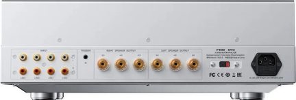 RCA girişleri, hoparlör çıkışları ve IEC güç soketi bulunan HiFi amplifikatör arka paneli