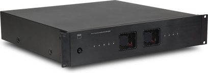 NAD CI8-150 DSP multiroom-forstærker i sort, børstet metal, rackformat 2U med frontpanel, der har en cirkulær knap, otte LED-indikatorer og to firkantede ventilationsgitter, set i perspektiv forfra