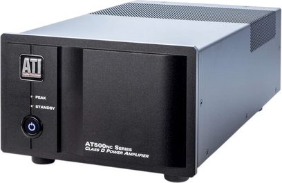 ATI AT541NC sort hi-fi-effektforstærker, set fra trekvart vinkel, AT500nc-frontpanel og oplyst knap