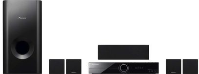 Pioneer DCS-202K hjemmebiografsystem bestående af en basrefleksboks, to kompakte højttalere, en soundbar og en forstærker