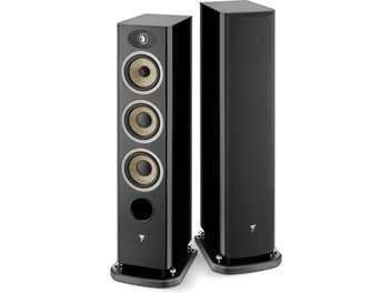 Dvi juodos lakuotos "Focal Aria Evo X N°2" kolonėlės, 3 smėlio spalvos kevlaro garsiakalbiai, trapecijos formos kojelės