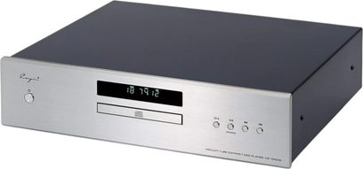 Cayin CS-100CD hi-fi CD-mängija, ristkülikukujuline, must metallkorpus ja hõbedane harjatud alumiiniumist esipaneel, vaade kolmest veerandist eest, keskel roheline digitaalekraan, horisontaalne laadimispilu ja viis ümmargust juhtnuppu
