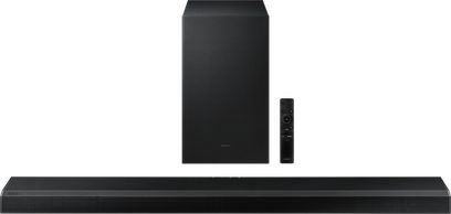 Samsung HW-Q700A/ZF sort soundbar med subwoofer og fjernbetjening, set forfra på hvid baggrund