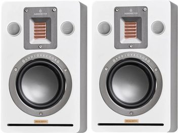 Deux enceintes murales bipolaires AudioVector QR Wall SE blanc en MDF laqué blanc, vue de face, boîtiers rectangulaires à angles arrondis avec woofer central cerclé d’aluminium gris, tweeter ruban orangé sous plaque grise, petits haut-parleurs grillagés latéraux et évent horizontal fendu en bas
