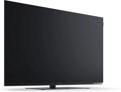 Televizor Loewe We. SEE 55 OLED dc negru cu ecran plat, vedere din față ușor din unghi pe suport central
