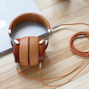Sivga Robin SV021 Circum-Aural-Kopfhörer aus lackiertem Palisanderholz, mit hellem Braunleder-Bügel und -Polstern, orangefarbenem Geflechtkabel
