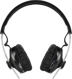 Sennheiser Momentum On-Ear Wireless hovedtelefoner i sort, med læderbetrukket hovedbøjle og ørepuder, set forfra