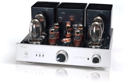 Cayin CS-150A sølv integrert stereo rørforsterker, sølvfarget metallchassis med børstet frontpanel, seks synlige glassrør og tre svarte transformatorer på toppen, stor volumknapp, velger og brytere på fronten, trekvart forfra visning