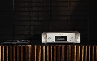 Marantz SACD 30n CD-spiller i sølvgull-finish, svart, plassert på en trelammellmøbel, sett forfra