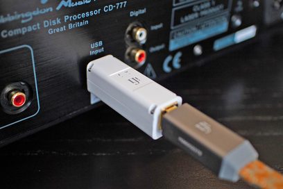 iFi Audio iPurifier3 hvid USB-adapter, tilsluttet et sort USB-kabel, på sort baggrund med teknisk tekst