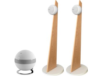 Cabasse iO3 Pack matte white on oak stand + The Pearl SUB matte white