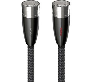 Cable XLR Audioquest Yukon con dos conectores hembra negros y plateados, funda trenzada negra, vista de cerca