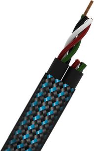 Norstone Skye Mounted Cable (2 x 3m) melns un zils skaļruņu kabelis, pīts apvalks, sarkani un zaļi banānu spraudņi, skata profils