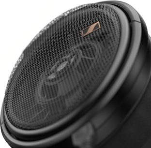 Casque audio Sennheiser HD 660S2 noir, vue rapprochée grille haut-parleur circulaire en métal perforé, logo argenté