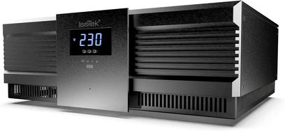Condizionatore di rete IsoTek EVO3 NOVA nero, vista prospettica, frontale con schermo digitale blu che mostra "230", griglie laterali nere