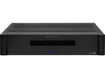Emotiva BASX A-300 effektforstærker, set forfra, sort frontpanel med perforeret gitter, blåt display, knapper og stik på forsiden