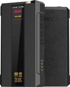 Convertidor de audio portátil FiiO Q7 negro de aluminio estriado con panel frontal central de vidrio, rueda de volumen dorada en el borde superior, parte trasera texturizada tipo cuero y tres botones laterales hexagonales, vista en tres cuartos desde el frente